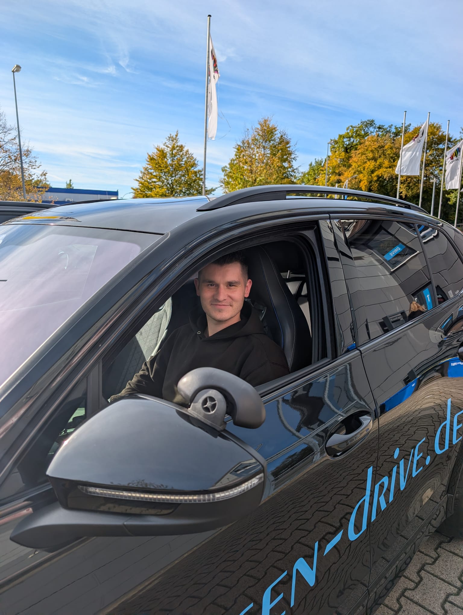 Niklas, Fahrlehreranwärter bei Janssen-Drive, im Fahrschulauto